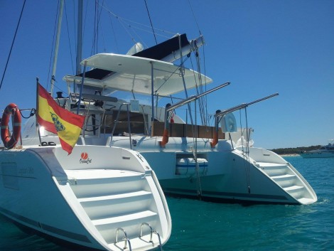 parte trasera del catamaran de alquiler en Ibiza